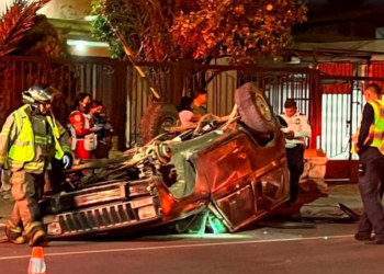 Aparatoso choque deja una camioneta volcada en San Benito, Hermosillo