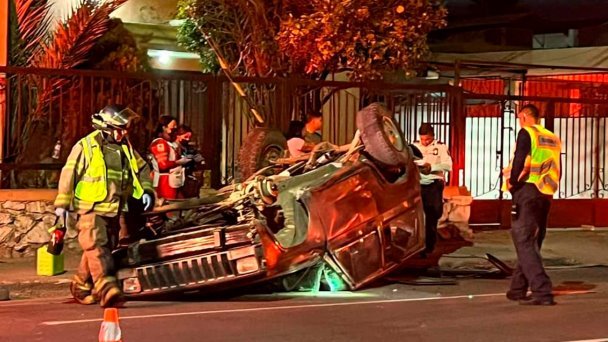 Aparatoso choque deja una camioneta volcada en San Benito, Hermosillo Aparatoso choque deja una camioneta volcada en San Benito, Hermosillo