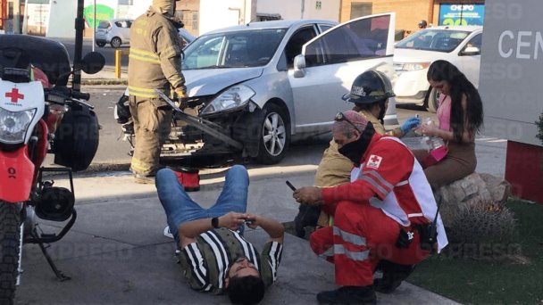 Choque en intersección de la colonia San Benito deja 2 personas lesionadas Choque en intersección de la colonia San Benito deja 2 personas lesionadas