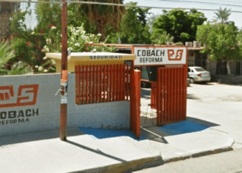 Alumnas del Cobach esperan que maestros suspendidos por acoso no regresen