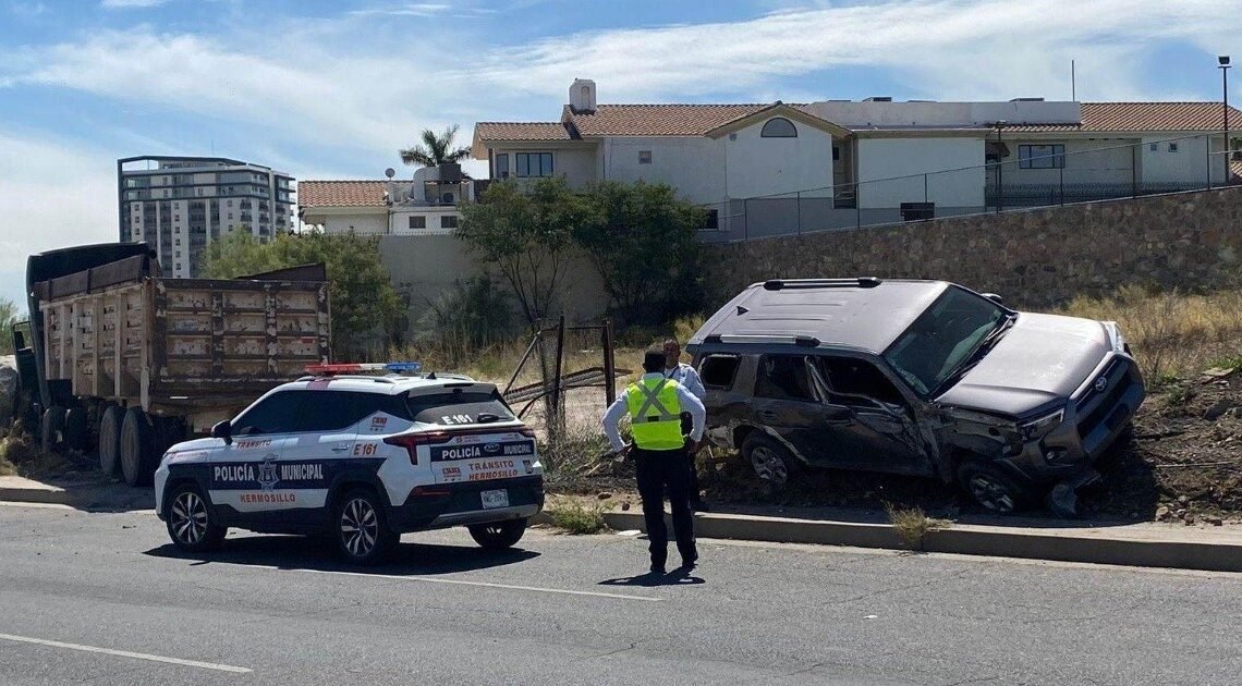 Conductor provoca choque en colonia Pitic y huye del lugar; auto quedó sobre loma Conductor provoca choque en colonia Pitic y huye del lugar; auto quedó sobre loma