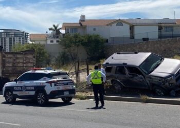 Conductor provoca choque en colonia Pitic y huye del lugar; auto quedó sobre loma