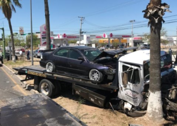 Reportan choque de grúa en bulevar García Morales; deja daños materiales
