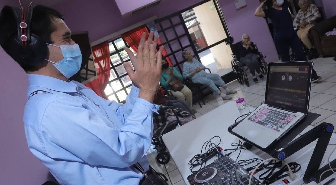DJ transporta a adultos mayores a sus mejores tiempos en Hermosillo
