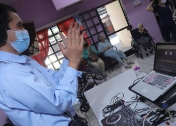 DJ transporta a adultos mayores a sus mejores tiempos en Hermosillo