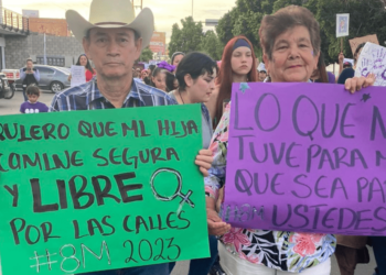 “Estoy aquí porque tengo hijas”: Jorge Güémez asiste a la marcha por el Día Internacional de la Mujer