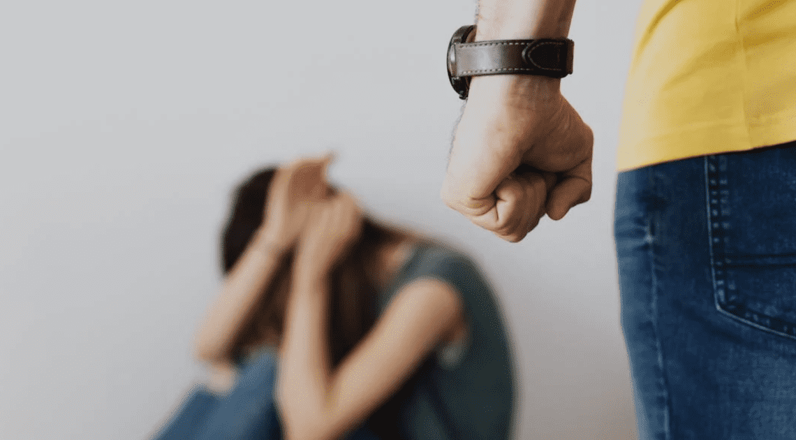 Mujer acusa a su pareja de amenazarla y causar daños a domicilio en Hermosillo