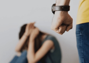 Mujer acusa a su pareja de amenazarla y causar daños a domicilio en Hermosillo