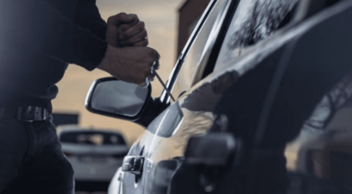 Policía detiene a conductor por exceso de velocidad y descubre carro robado desde el año 2009