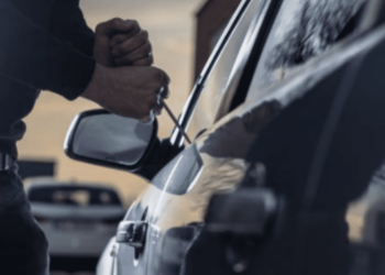 Policía detiene a conductor por exceso de velocidad y descubre carro robado desde el año 2009