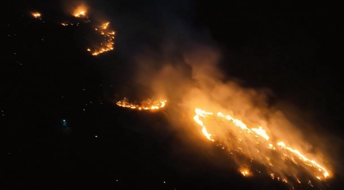 Así combaten el incendio en Cerro del Bachoco; afecta 287 hectáreas, según Bomberos de Hermosillo