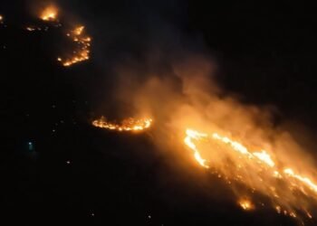 Así combaten el incendio en Cerro del Bachoco; afecta 287 hectáreas, según Bomberos de Hermosillo
