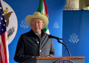México y EU trabajan contra tráfico de armas: Ken Salazar