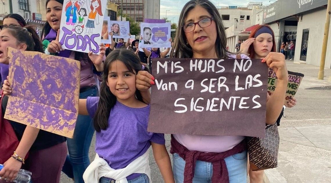 Laura se une a marcha de 8M motivada por sus hijas; fue víctima de su ex por 26 años