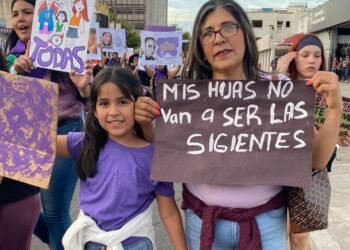 Laura se une a marcha de 8M motivada por sus hijas; fue víctima de su ex por 26 años