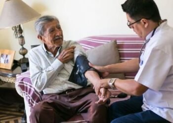 El programa Médico en tu Casa atiende personas en condición vulnerable