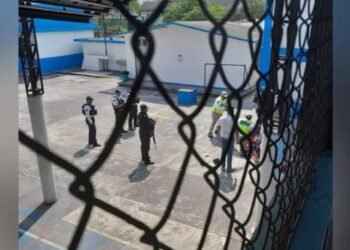 Estudiante de primaria se lanza de segundo piso tras sufrir bullying