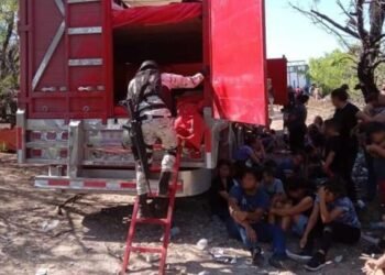 Rescatan a más de cien migrantes abandonados en carretera de Nuevo León