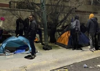 Migrantes instalan campamento afuera del INM de Ciudad Juárez