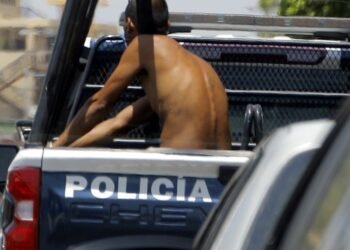 Fractura y retiene a su pareja a la fuerza  en Hermosillo; ella grita por auxilio y lo arrestan