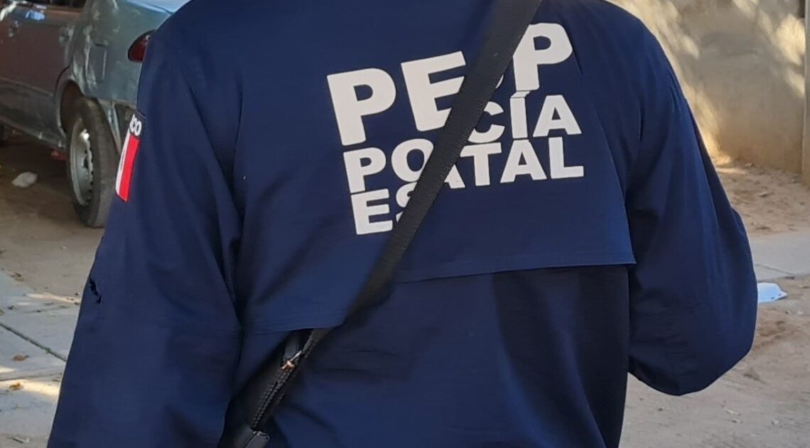 Padre de ex elemento Policía Estatal se encadena en Palacio Municipal pidiendo que reintegren a su hijo Padre de ex elemento Policía Estatal se encadena en Palacio Municipal pidiendo que reintegren a su hijo