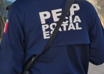 Padre de ex elemento Policía Estatal se encadena en Palacio Municipal pidiendo que reintegren a su hijo