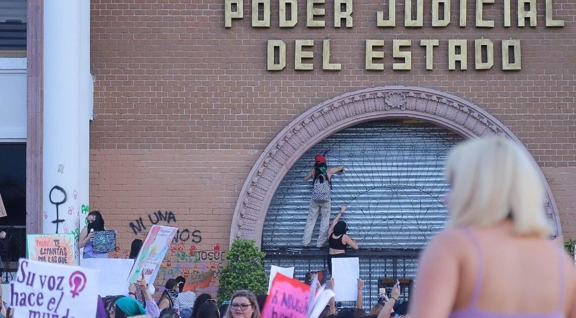 8M en Hermosillo: Arde Poder Judicial y gritan “¡fuimos todas!” tras marcha 8M en Hermosillo: Arde Poder Judicial y gritan “¡fuimos todas!” tras marcha