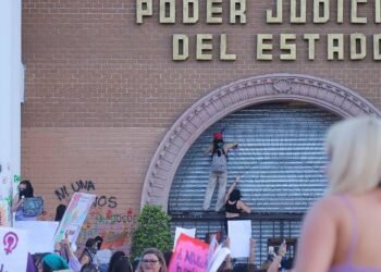 8M en Hermosillo: Arde Poder Judicial y gritan “¡fuimos todas!” tras marcha