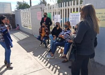 Padres de familia de la primaria Héroes de Nacozari se manifiestan