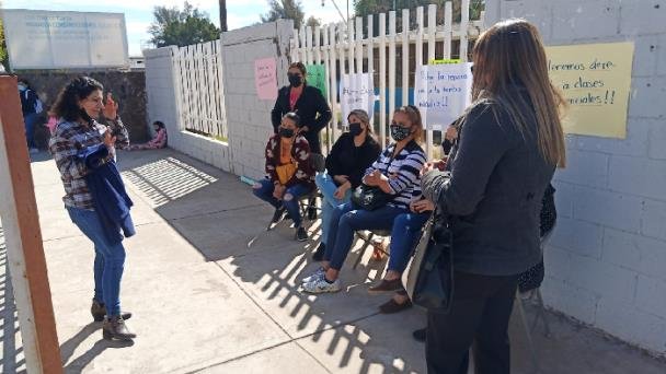 Padres de familia de la primaria Héroes de Nacozari se manifiestan Padres de familia de la primaria Héroes de Nacozari se manifiestan