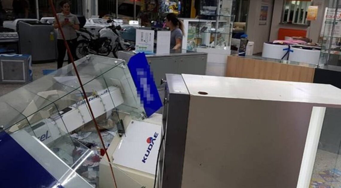 Dos jóvenes causan daños en tienda comercial de colonia Raquet Club