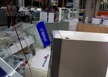 Dos jóvenes causan daños en tienda comercial de colonia Raquet Club
