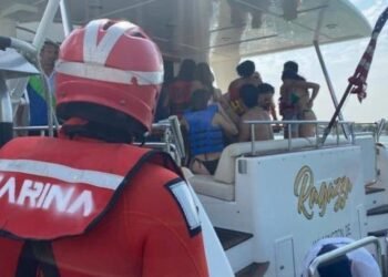 Rescatan a 12 personas tras hundirse embarcación en Yucatán