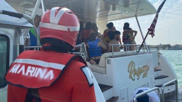 Rescatan a 12 personas tras hundirse embarcación en Yucatán Rescatan a 12 personas tras hundirse embarcación en Yucatán
