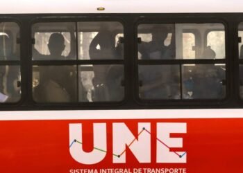 Hombre lanza sustancia a chofer de camión y provoca vómito en varias personas en Hermosillo