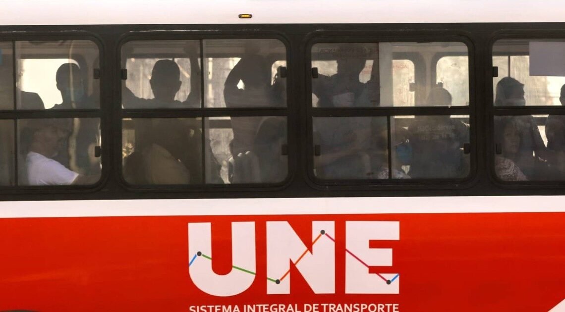 Hermosillo: Joven que bajó de un camión es arrollada por las llantas traseras de la unidad en la colonia Villas del Real
