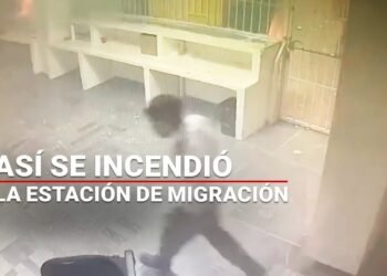 ¿LOS DEJARON ENCERRADOS? | Video muestra el momento en el que se incendió la estación de migración