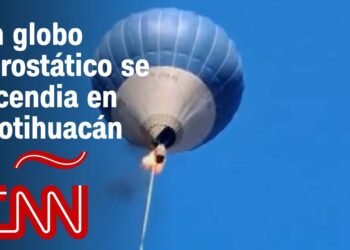 Un globo aerostático se incendia en el aire en Teotihuacán