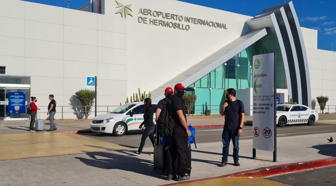 Usuarios de Aeropuerto Ignacio Pesqueira reportan largos tiempos de espera por vuelos desviados de Tijuana a Hermosillo