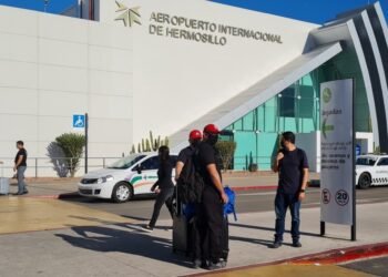 Usuarios de Aeropuerto Ignacio Pesqueira reportan largos tiempos de espera por vuelos desviados de Tijuana a Hermosillo