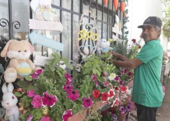 ¡Vivienda en Hermosillo se transforma! En octubre es una casa de espanto, pero en abril se viste de colores para celebrar la Pascua
