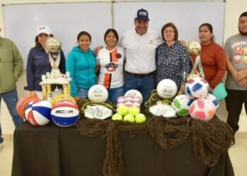 Entrega Antonio Astiazarán material deportivo a Cobach Kino