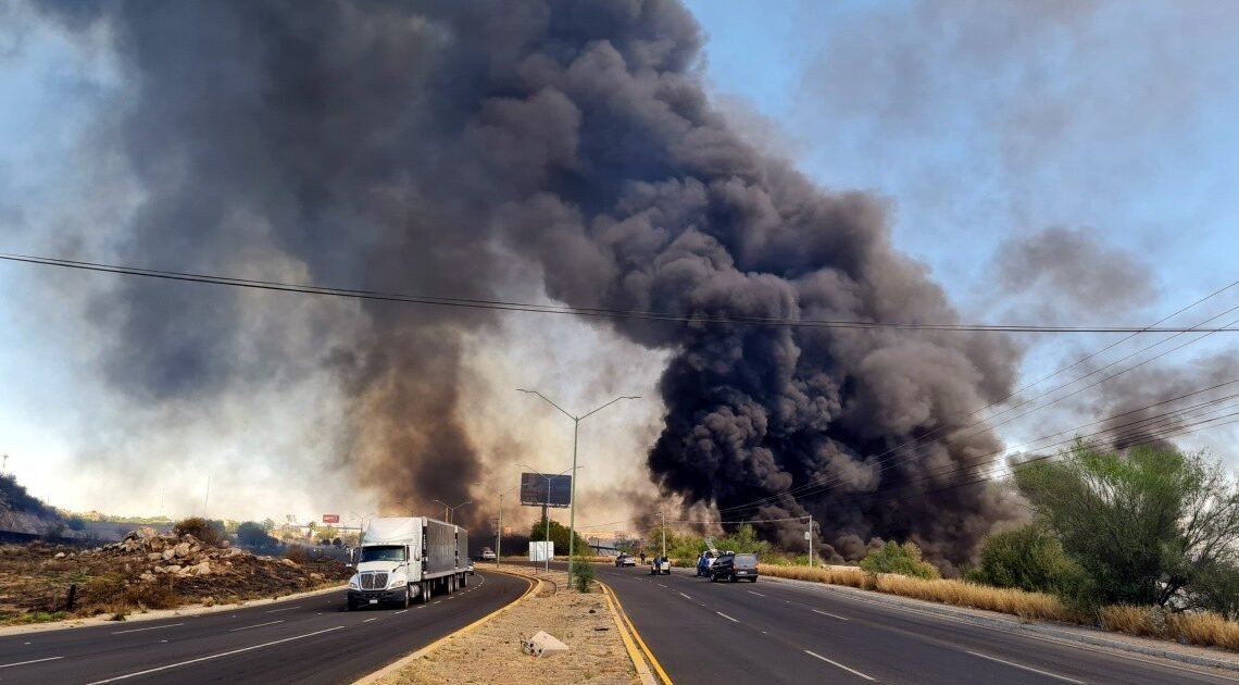Bomberos de Hermosillo luchan durante cinco horas para apagar incendio de yunques