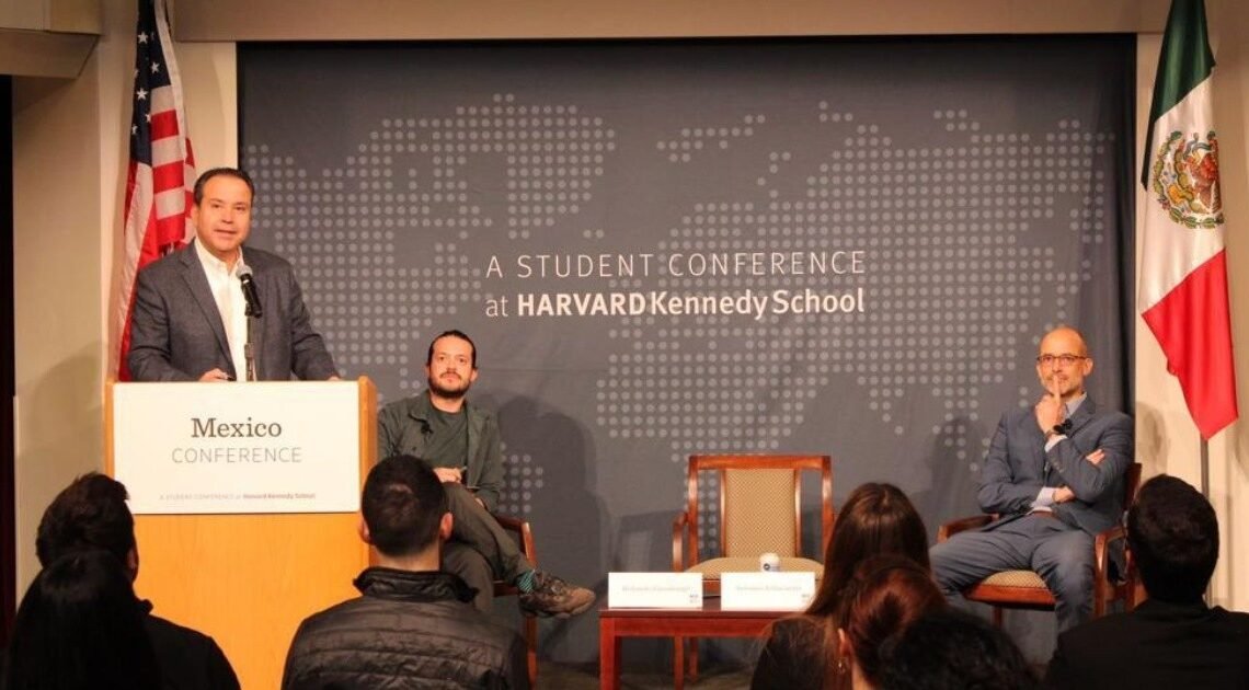Participa Antonio Astiazarán en un panel de conferencias en Harvard Participa Antonio Astiazarán en un panel de conferencias en Harvard