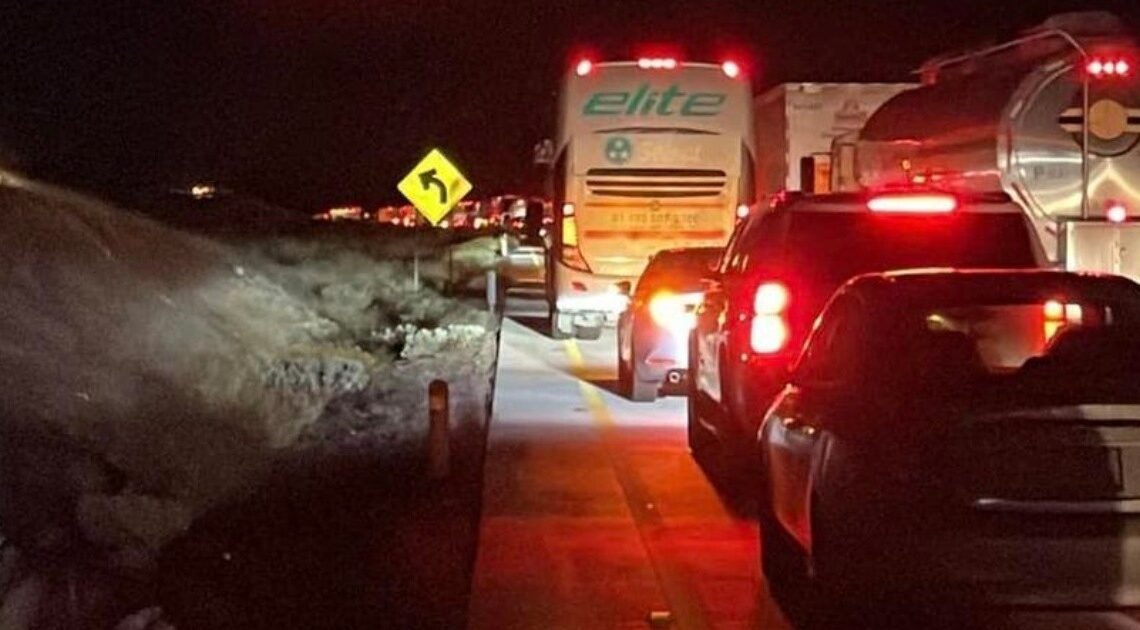 ¡Tome precauciones! tráfico lento en la carretera Hermosillo-Guaymas por incendio de camión