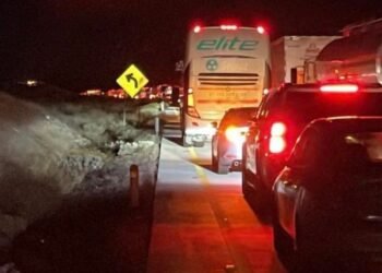 ¡Tome precauciones! tráfico lento en la carretera Hermosillo-Guaymas por incendio de camión