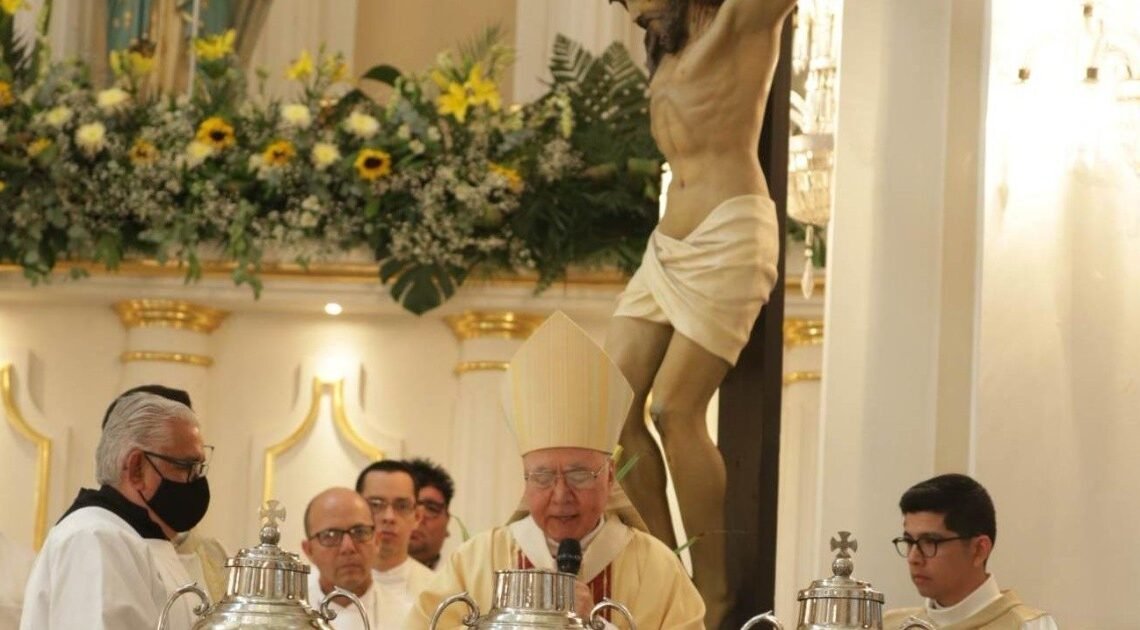 La Arquidiócesis de Hermosillo celebró la Misa Crismal: Sacerdotes se reúnen en familia en torno a su obispo y renuevan sus promesas
