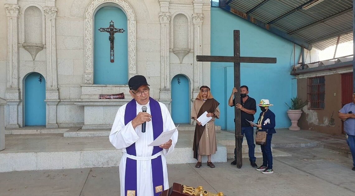 Feligreses de Hermosillo viven con devoción el Viacrucis del Viernes Santo