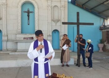 Feligreses de Hermosillo viven con devoción el Viacrucis del Viernes Santo