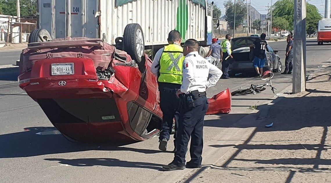 Una persona herida por aparatoso choque y volcamiento en Hermosillo; un tercer conductor huyó del sitio (VIDEO)